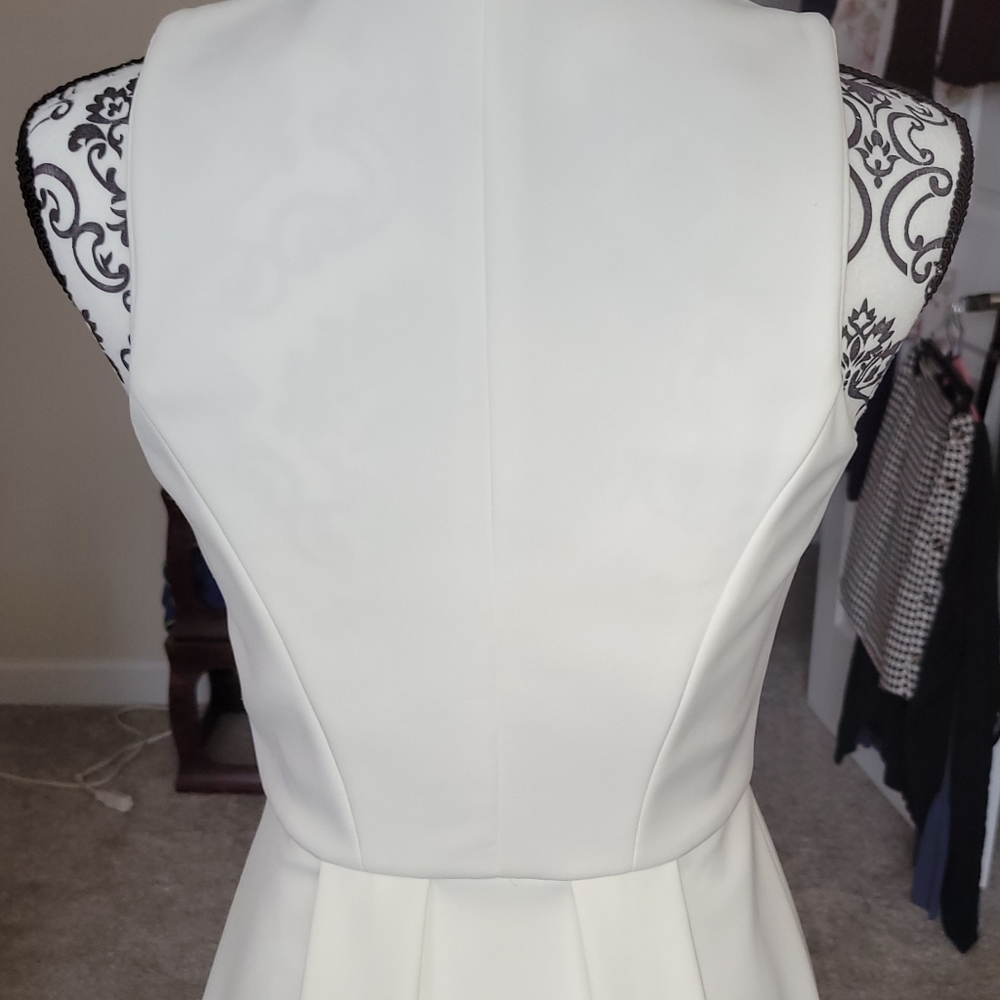Vince Camuto White Sleeveless Dress - Picture 13 of 14